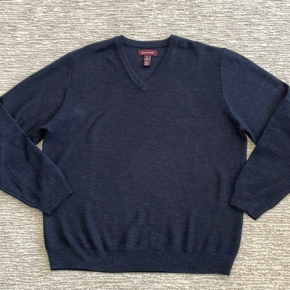 Nordstrom 100% Extra Fine Merino Wool Sweater Mens Size M Solid Classic V-Neck - Picture 9 of 10